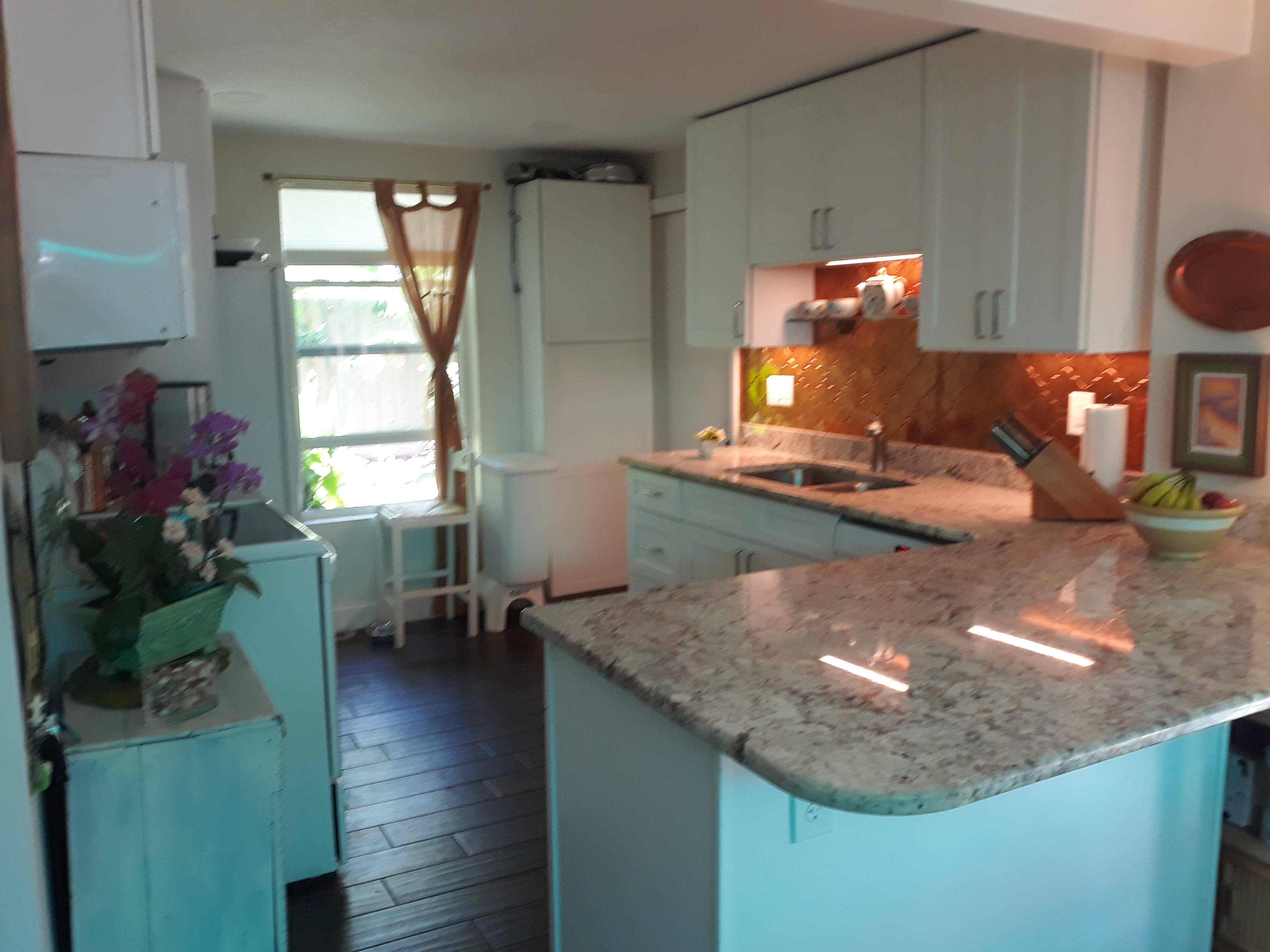 Counter for breakfast, snacks, or a formal dinner.